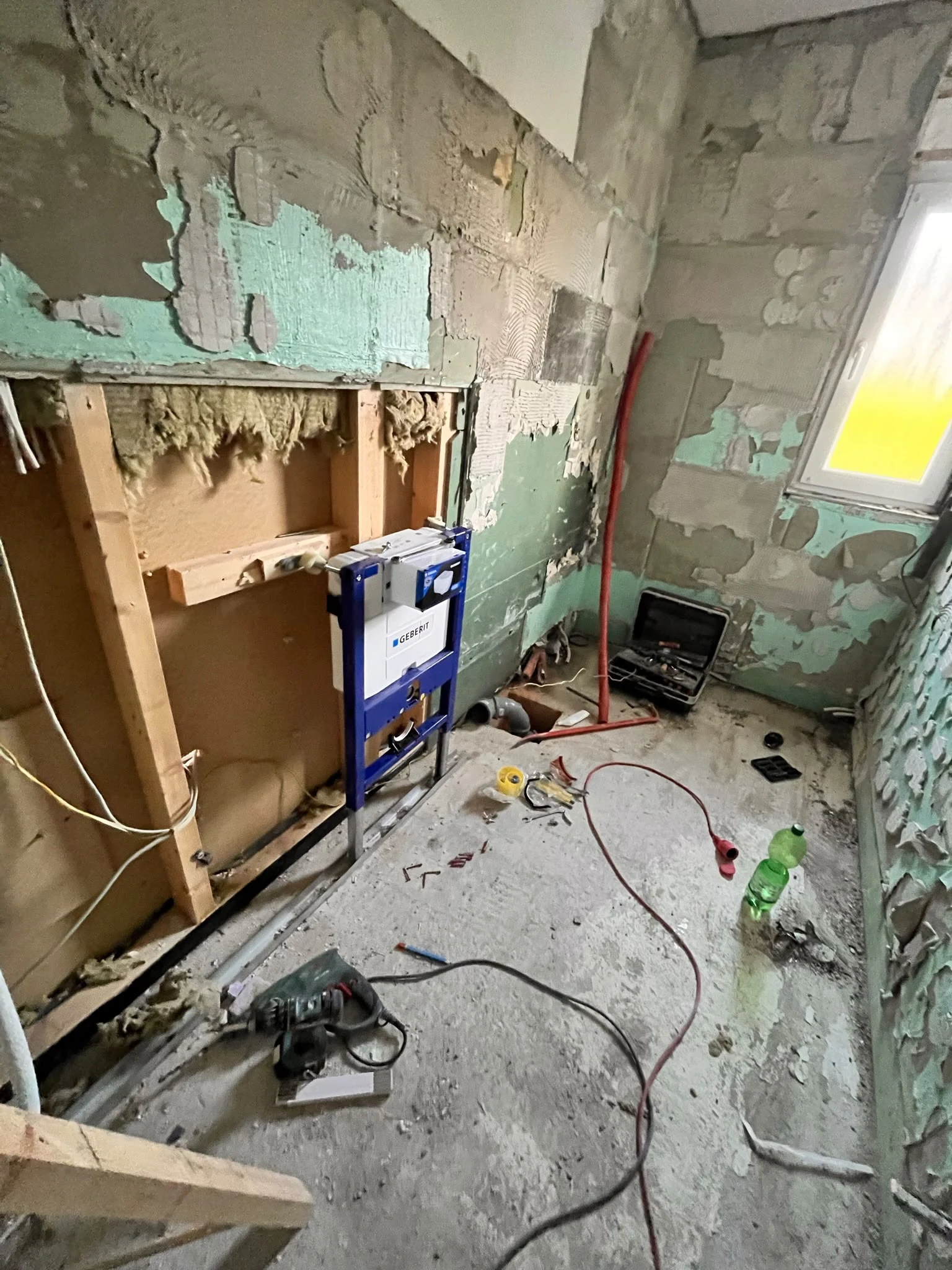 Geöffnete Wand- und Installationsbereiche im Badezimmer
