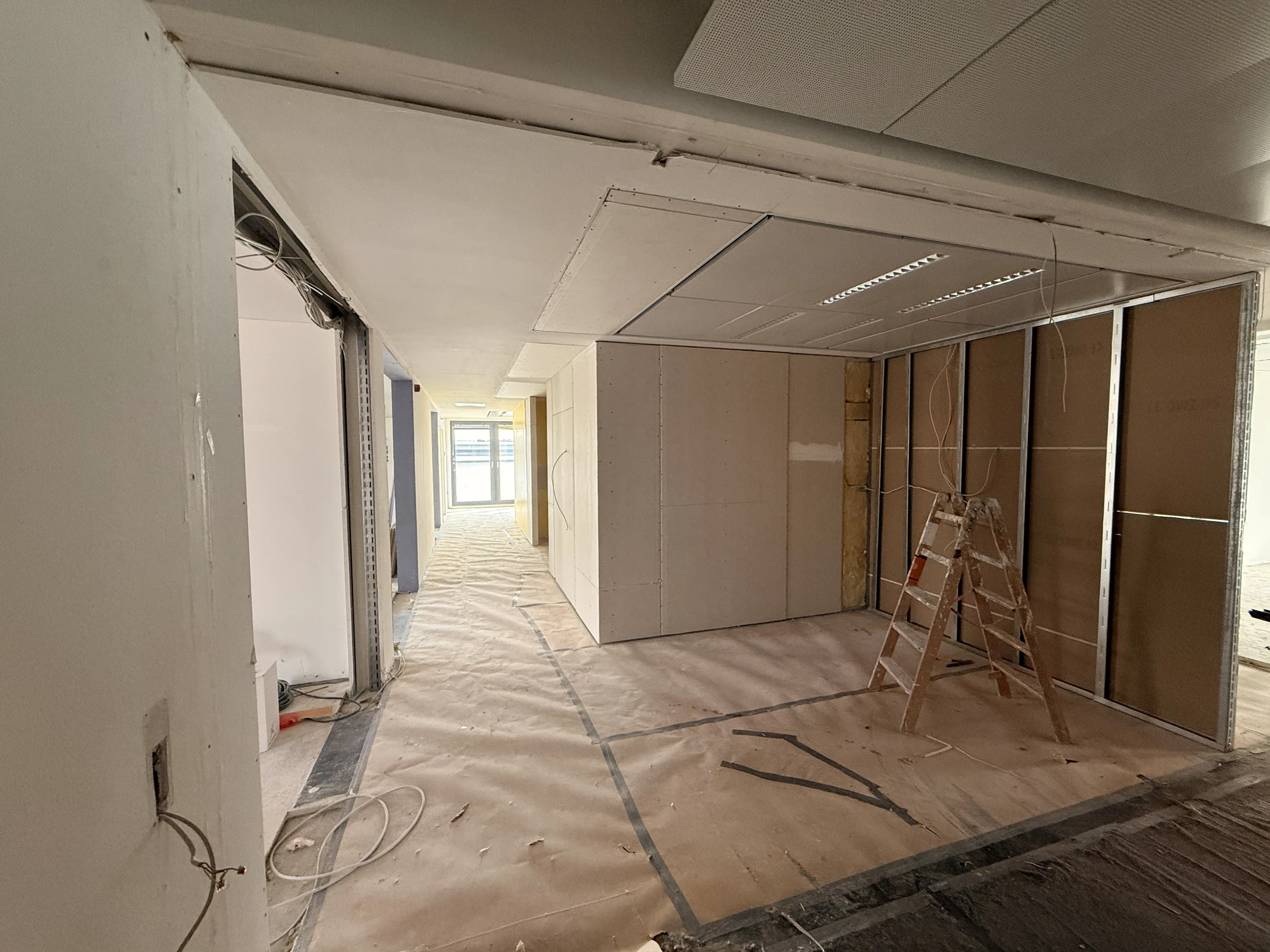 Wand- und Deckenausbau während der Ausführung