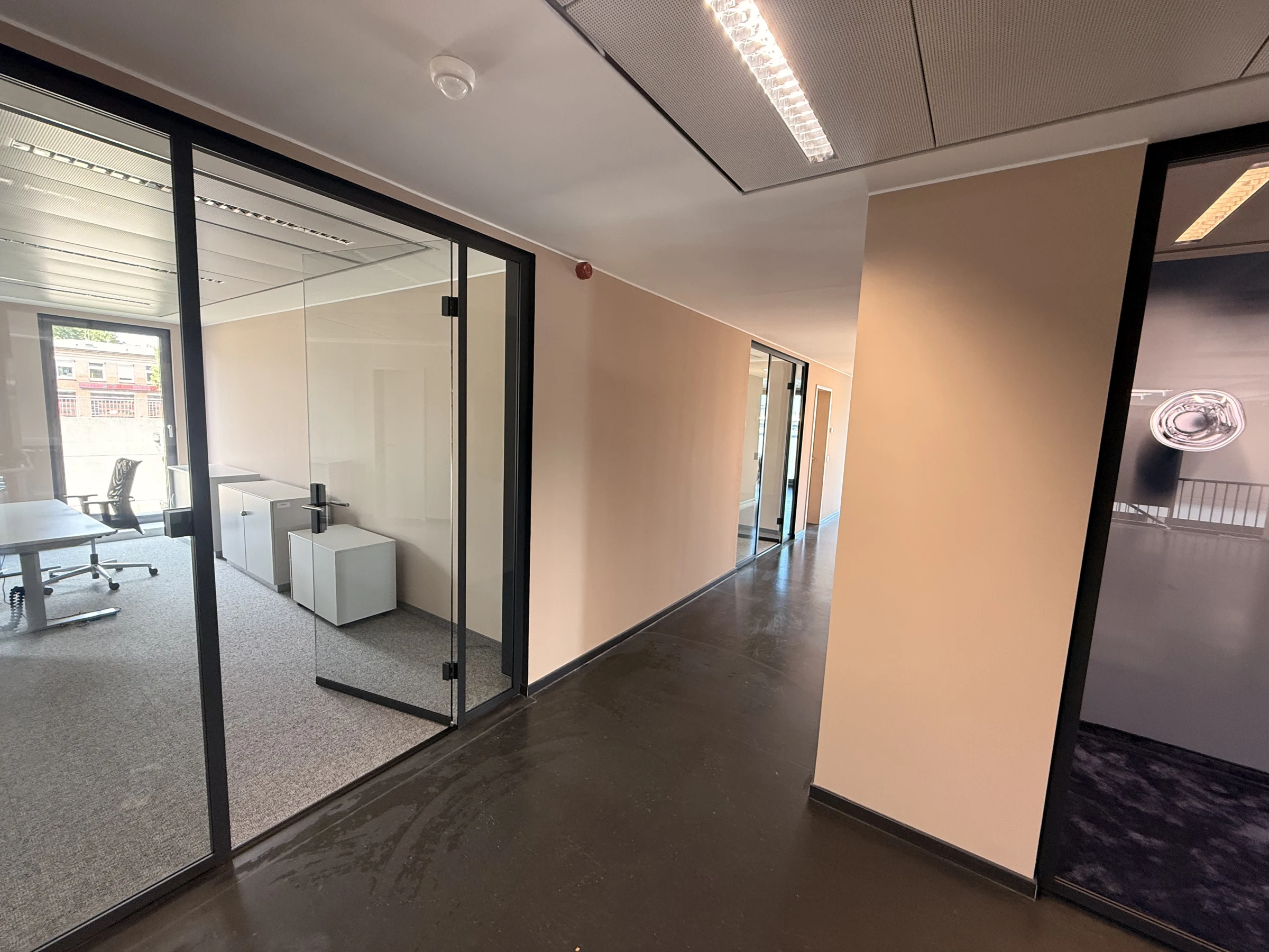 Innenausbau mit Glastrennwänden und Bodenbelag
