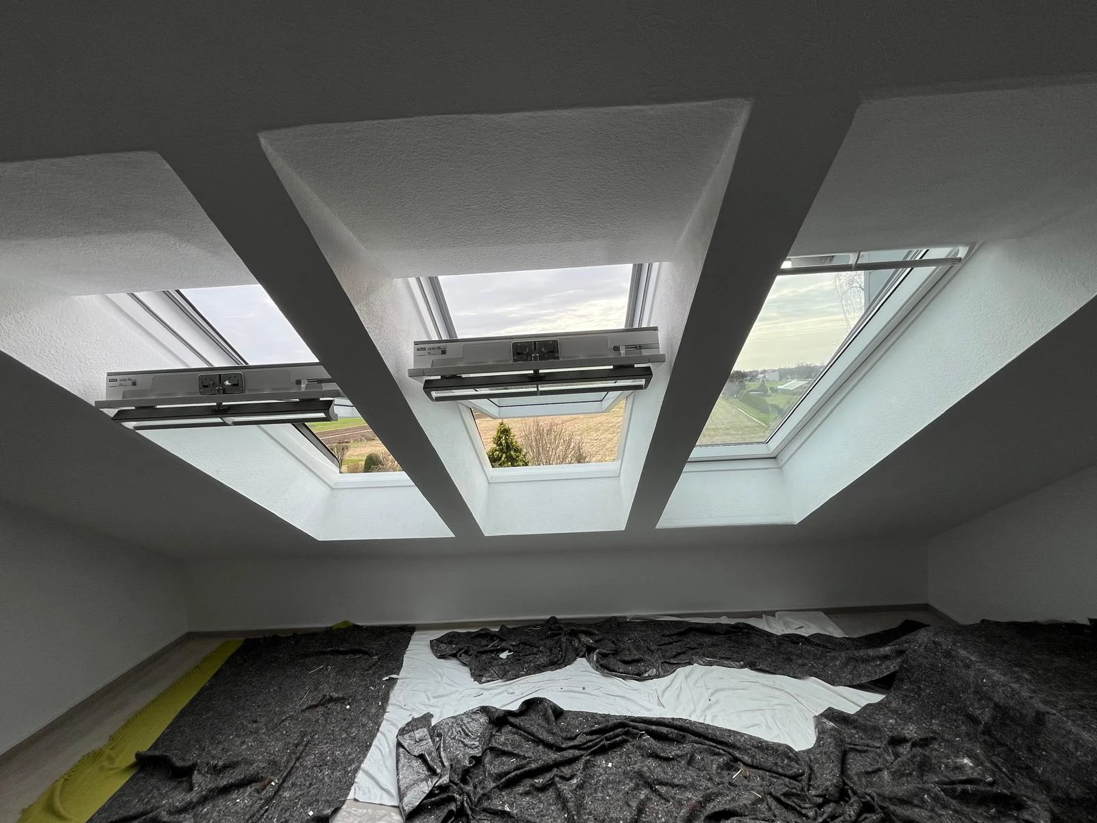 Drei Dachfenster mit fertiggestellten Innenverkleidungen