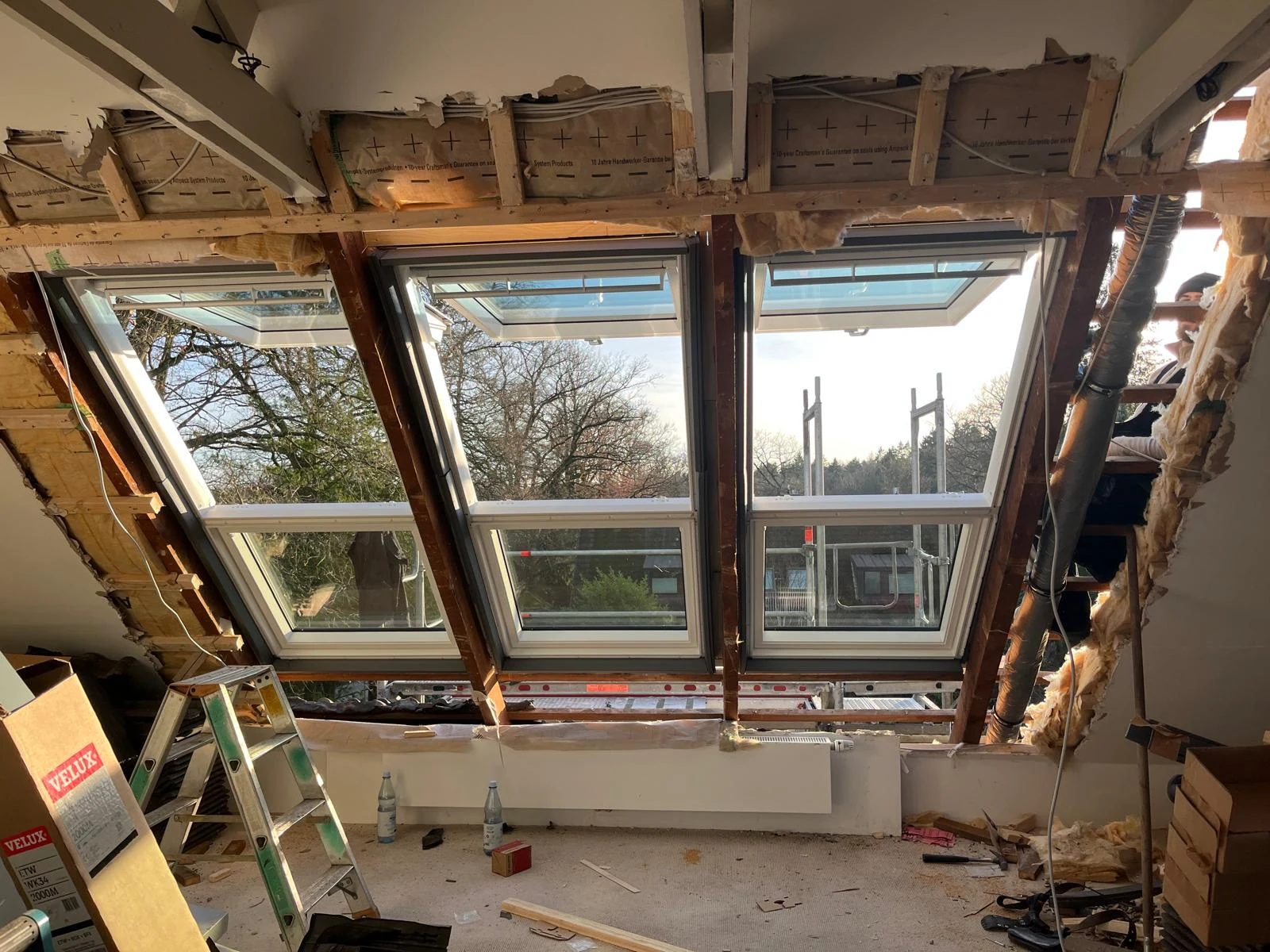 Drei Dachfenster mit geöffneten Anschlussbereichen