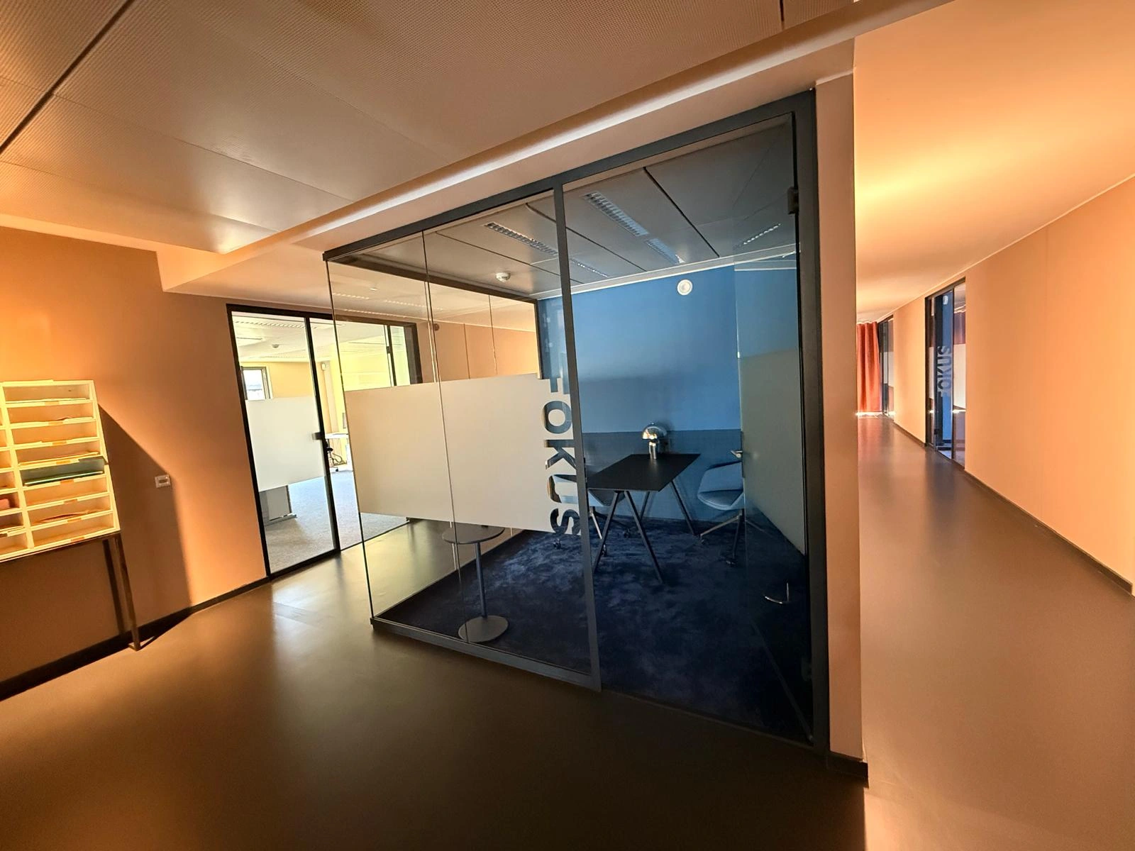Bürobereich mit Glastrennwand und Flur