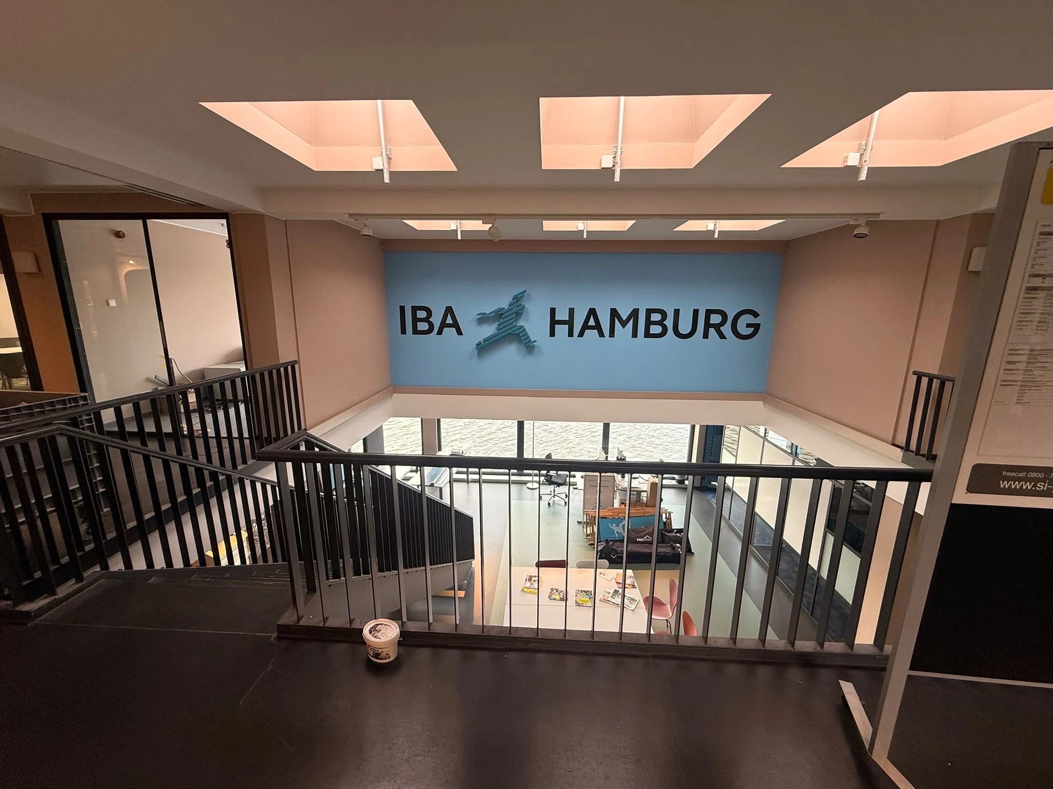 Innenbereich mit IBA Hamburg Beschriftung