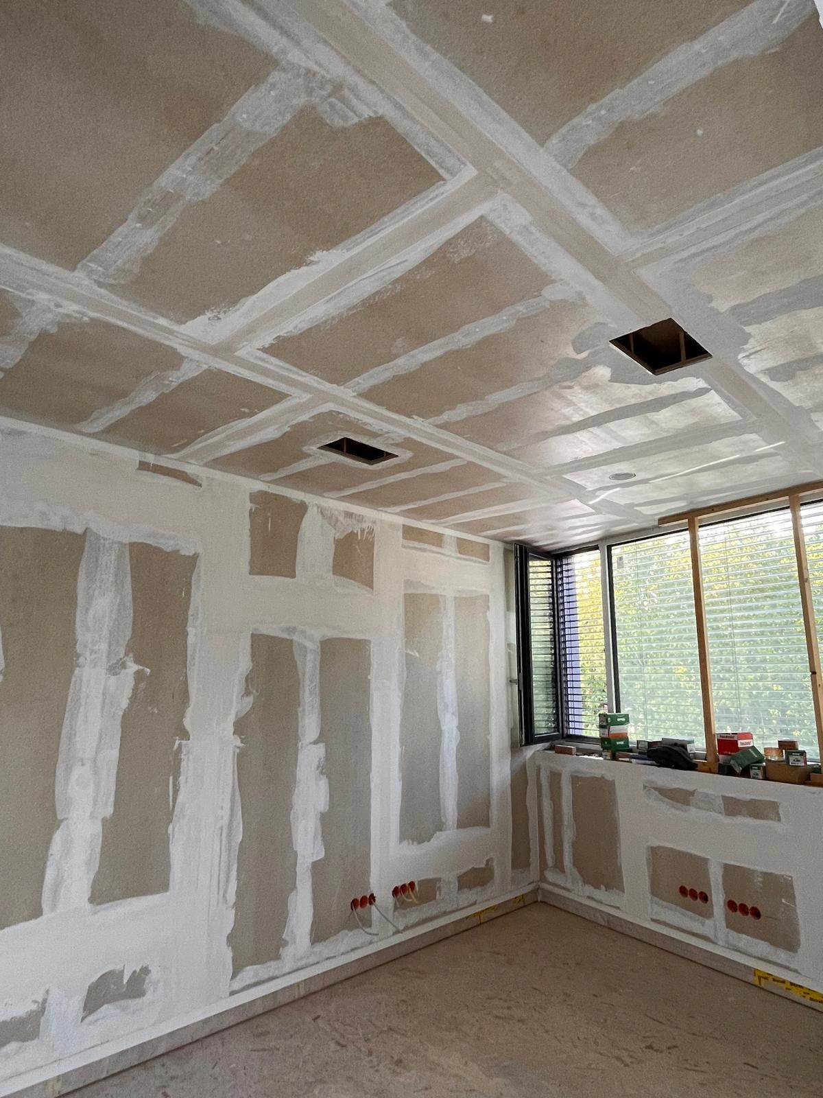 Raum mit verspachtelten Gipskartonwänden und Decke